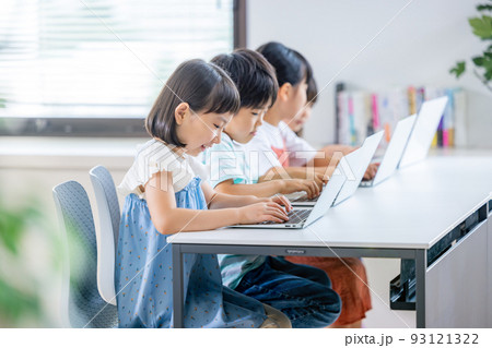 プログラミングを勉強する小学生 プログラミングを勉強する小学生 93121322