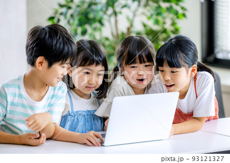パソコンを触る小学生 パソコンを触る小学生 93121327