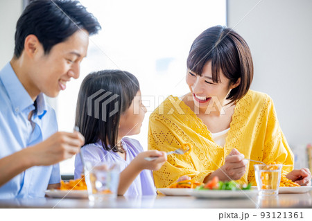 家族でファミレス 93121361