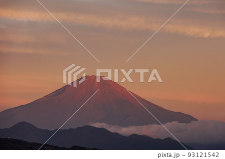 湘南平から観る朝日を浴びる赤富士（神奈川県平塚市） 93121542