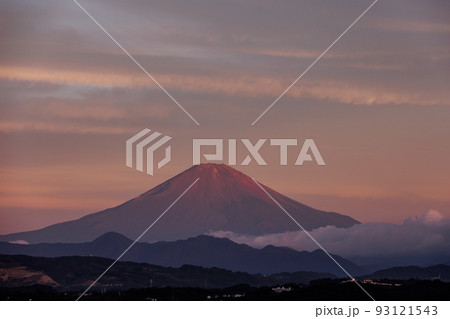 湘南平から観る朝日を浴びる赤富士(神奈川県平塚市) 湘南平から観る朝日を浴びる赤富士(神奈川県平塚市) 93121543