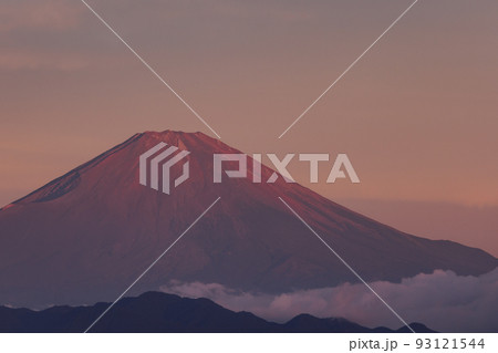 湘南平から観る朝日を浴びる赤富士（神奈川県平塚市） 93121544