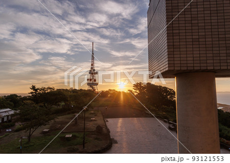 朝日に染まるテレビ塔と湘南地区（湘南平） 93121553