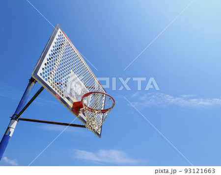 公園のバスケットゴール 93121663