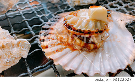 バーベーキューでホタテの網焼き バーベーキューでホタテの網焼き 93122027