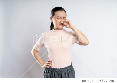 Asian woman was sick with fever, sniff and sneezing. Asian woman was sick with fever, sniff and sneezing. 93122146