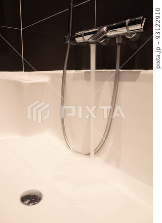 Bath filling up with water Bath filling up with water 93122910