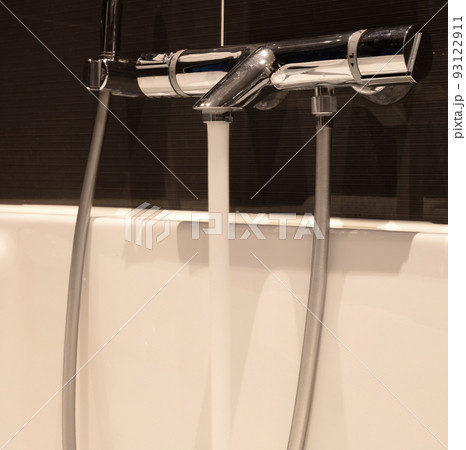 Bath filling up with water 93122911