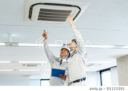 エアコンの点検をする男性2人 93123391