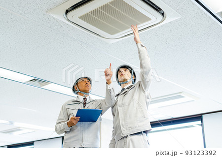 エアコンの点検をする男性2人 エアコンの点検をする男性2人 93123392