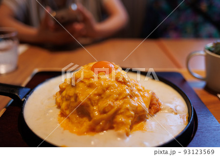 生卵の載ったトロトロ玉子のオムライス 93123569