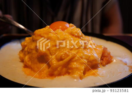 生卵の載ったトロトロ玉子のオムライス 93123581