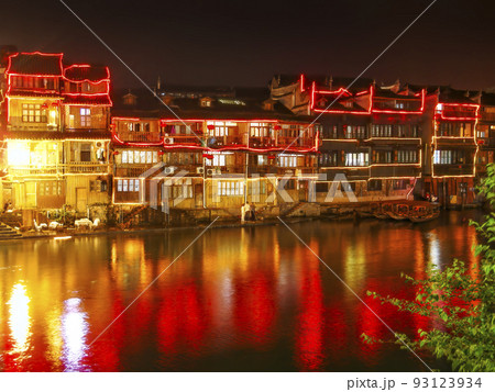 中国湖南省・ライトアップされた夜の鳳凰古城 / Fenghuang, China 93123934