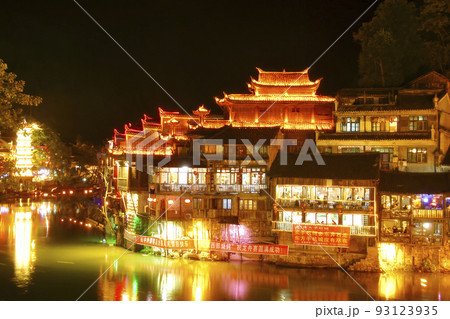 中国湖南省・ライトアップされた夜の鳳凰古城 / Fenghuang, China 93123935
