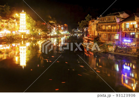 中国湖南省・ライトアップされた夜の鳳凰古城 / Fenghuang, China 93123936