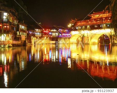 中国湖南省・ライトアップされた夜の鳳凰古城 / Fenghuang, China 93123937