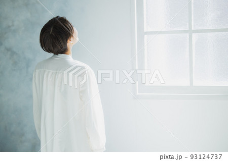 白いワンピースの女性 93124737