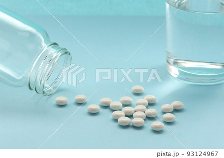 病院で処方された薬と錠剤を飲むための水とコップ3 病院で処方された薬と錠剤を飲むための水とコップ3 93124967