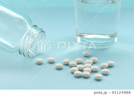 病院で処方された薬と錠剤を飲むための水とコップ4 病院で処方された薬と錠剤を飲むための水とコップ4 93124968