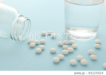 病院で処方された薬と錠剤を飲むための水とコップ12 93125024