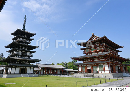 奈良市の世界遺産薬師寺の壮麗な国宝東塔と金堂 93125042
