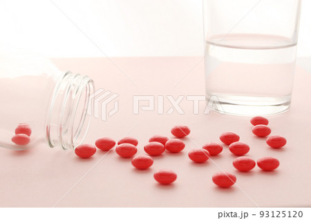 病院で処方された薬と錠剤を飲むための水とコップ26 93125120