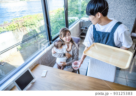 レストラン　ウエイターと赤ちゃんを抱いたママ 93125383