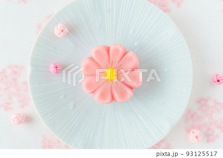 季節の和菓子「秋桜」 93125517