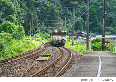 芸備線(伯備線)布原駅を新見方向へ通過する貨物列車3 岡山県新見市 芸備線(伯備線)布原駅を新見方向へ通過する貨物列車3 岡山県新見市 93126075