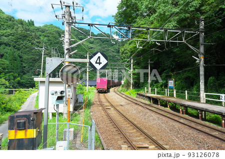 芸備線（伯備線）布原駅を新見方向へ通過する貨物列車6　岡山県新見市 93126078