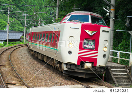 芸備線(伯備線)布原駅を通過する出雲市行きやくも15号4 岡山県新見市 芸備線(伯備線)布原駅を通過する出雲市行きやくも15号4 岡山県新見市 93126082
