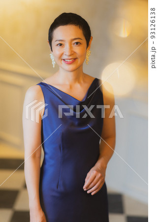 青いドレスの女性 ベリーショート 青いドレスの女性 ベリーショート 93126138