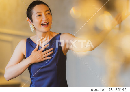 青いドレスの女性 ベリーショート 青いドレスの女性 ベリーショート 93126142