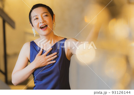 青いドレスの女性　ベリーショート　 93126144