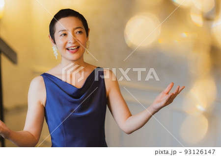 青いドレスの女性　ベリーショート　 93126147