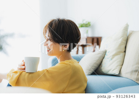 リビングの女性 93126343