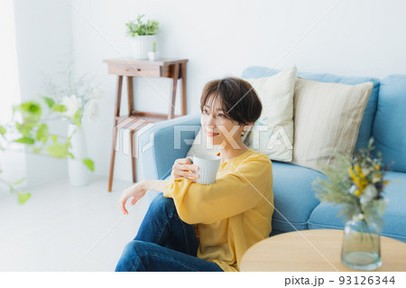 リビングの女性 リビングの女性 93126344