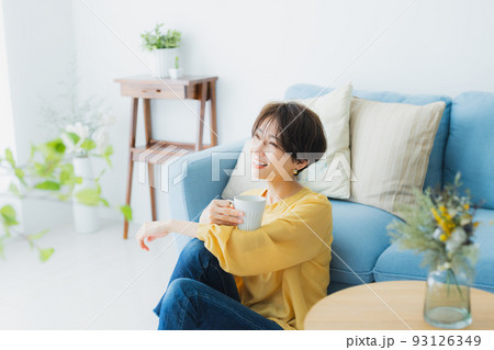 リビングの女性 リビングの女性 93126349