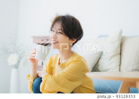 リビングの女性 93126353