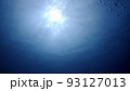 【水中】海から見上げたキラキラ輝く太陽と泡 93127013