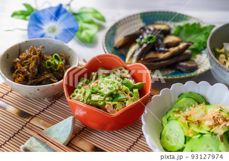 夏の野菜づくしの食卓 93127974