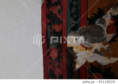 タイ・バンコクの寺院ワットアルン(暁の寺)の風化しても美しい壁面装飾 93128026