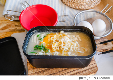 メスティンで卵入り即席ラーメン メスティンで卵入り即席ラーメン 93128066