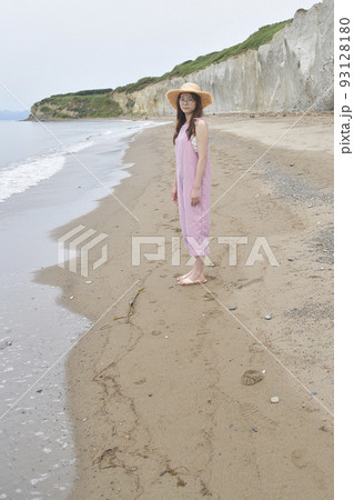 夏の北海道乙部町の海岸で麦わら帽子とオーバーオールの20代女性のポートレートを撮影 夏の北海道乙部町の海岸で麦わら帽子とオーバーオールの20代女性のポートレートを撮影 93128180
