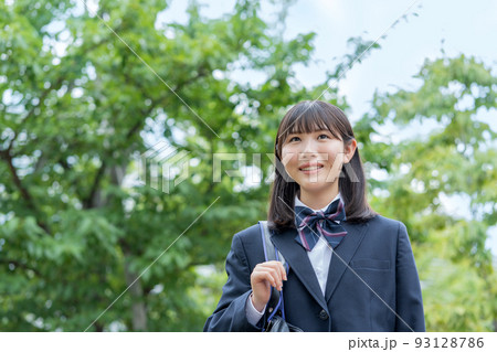 通学する女子高生 93128786