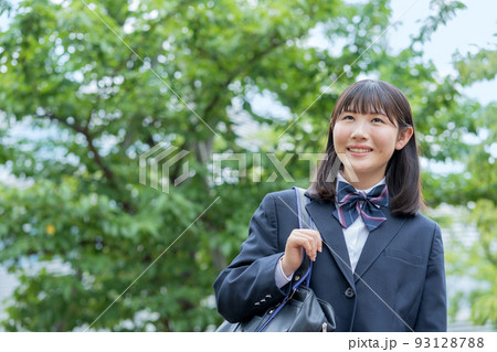 通学する女子高生 93128788
