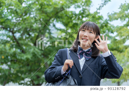 通学する女子高生 93128792