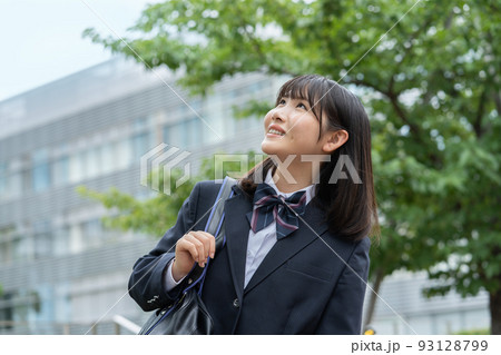 通学する女子高生 93128799
