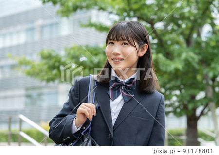 通学する女子高生 93128801