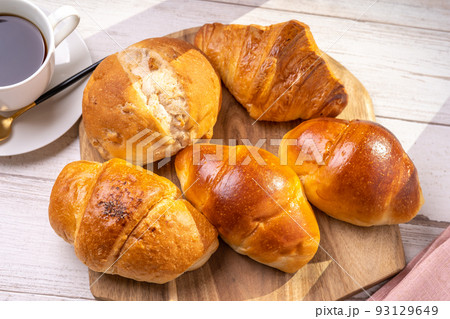朝食のパンとコーヒー 93129649